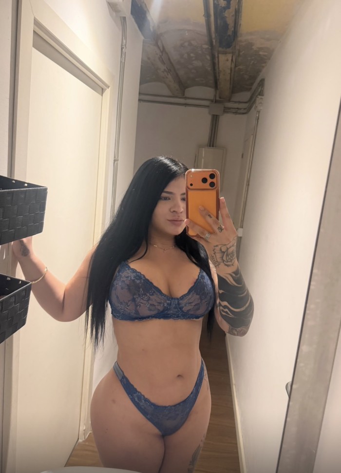 Venezolana de lujo super guapa – Arco del Triunfo