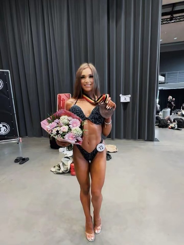 Chica rusa deportista campeón fitness, Benidorm playa