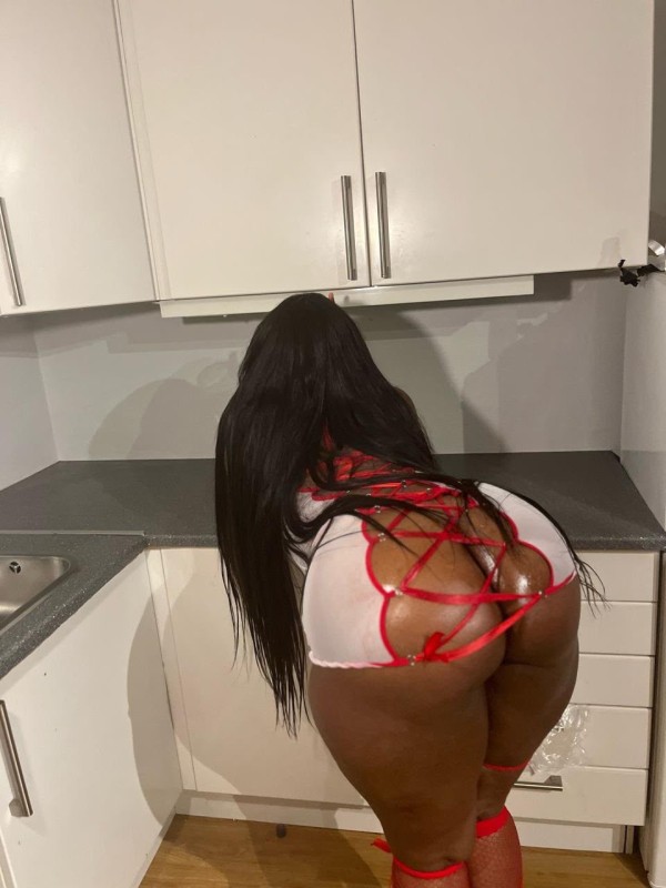 MUY COMPLACIENTE, MORENA CACHONDA ME ENCANTA LA FIESTA