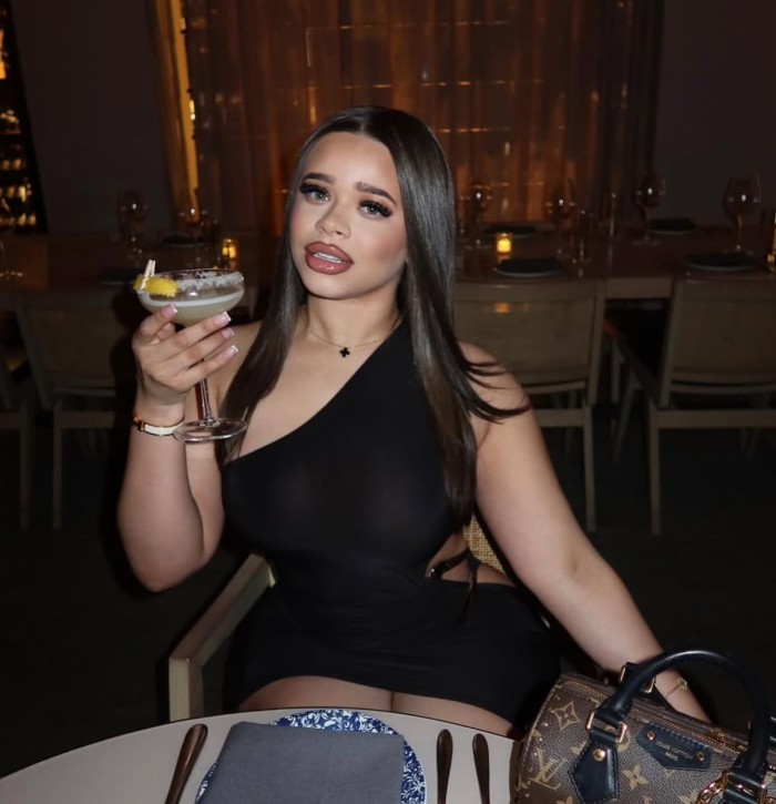 Joven hermosa muy juguetona e abierta a todo