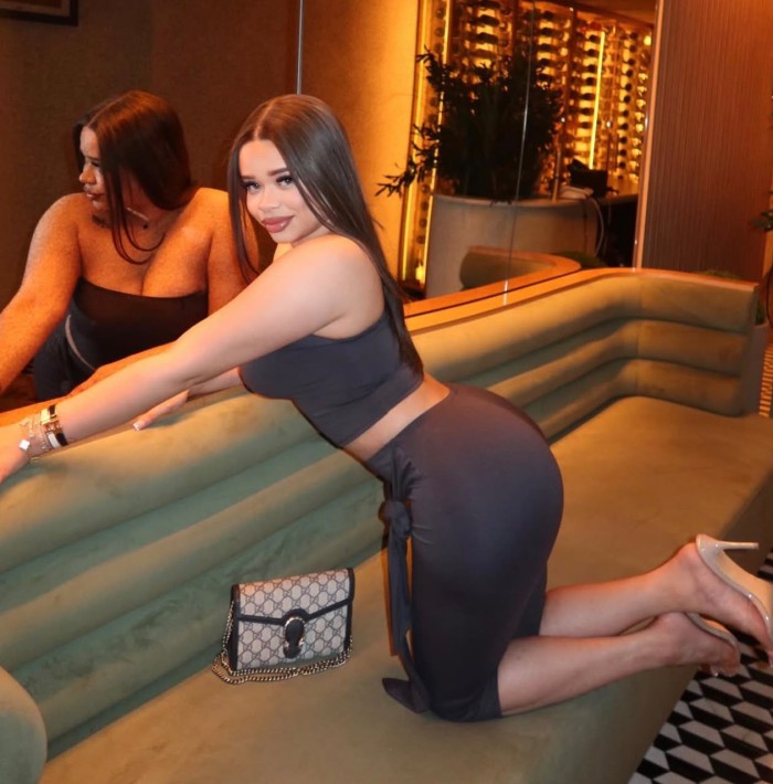 Joven hermosa muy juguetona e abierta a todo