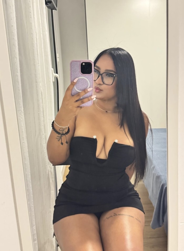 Dos amigas latinas fiesteras en Fuengirola