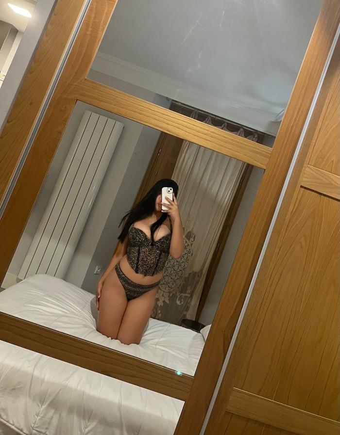 Hermosa recién llegada tetona