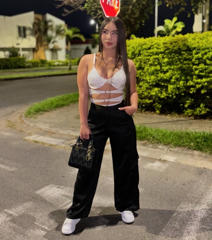 LARY VENEZOLANA MUY DIVERTIDA Y FIESTERA