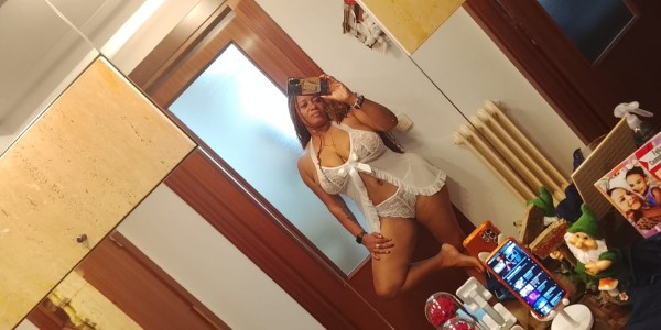 Cubana ardiente y fiestera bisexual en Pamplona