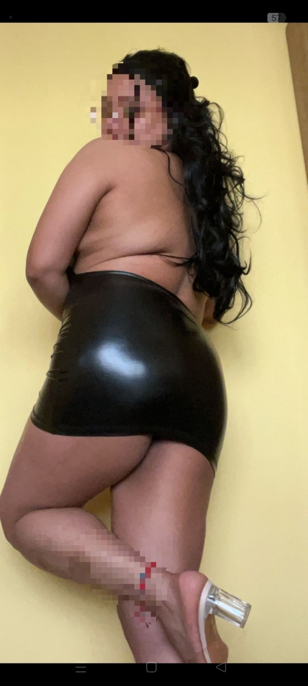 Nueva chica morenita joven y traviesa