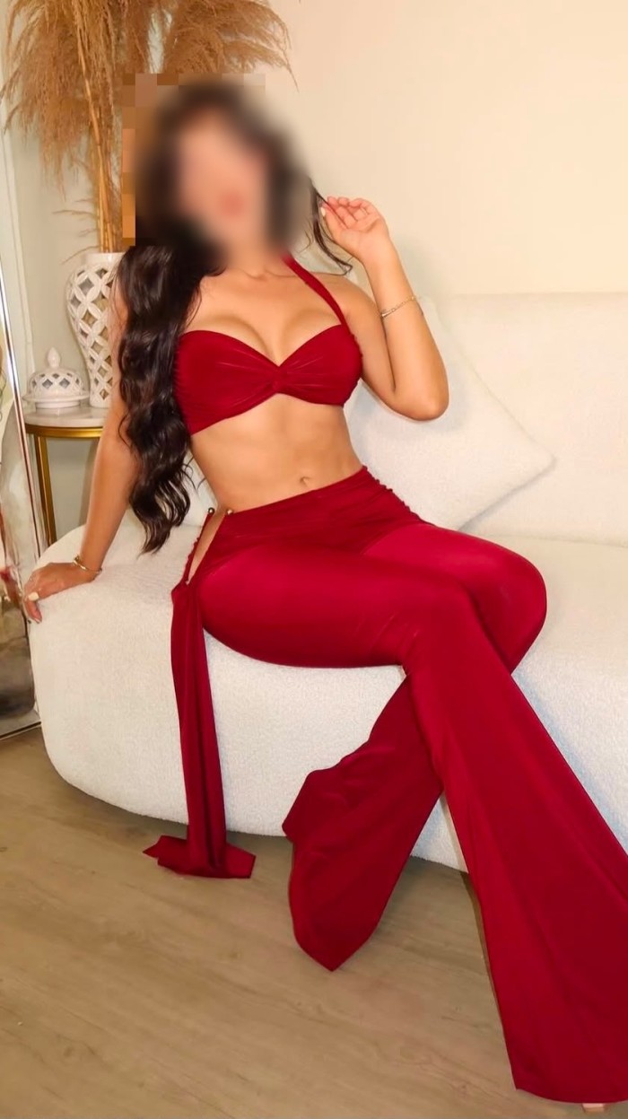 BELLA LATINA DE CURVAS ARDIENTES TODA UNA DIOSA PARA TU PALADAR NOVEDAD