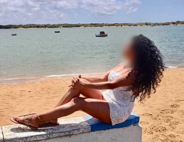 POR ISLA CHICA – COLOMBIANA DE LUJO EXPLOSIVA Y JUGUETONA