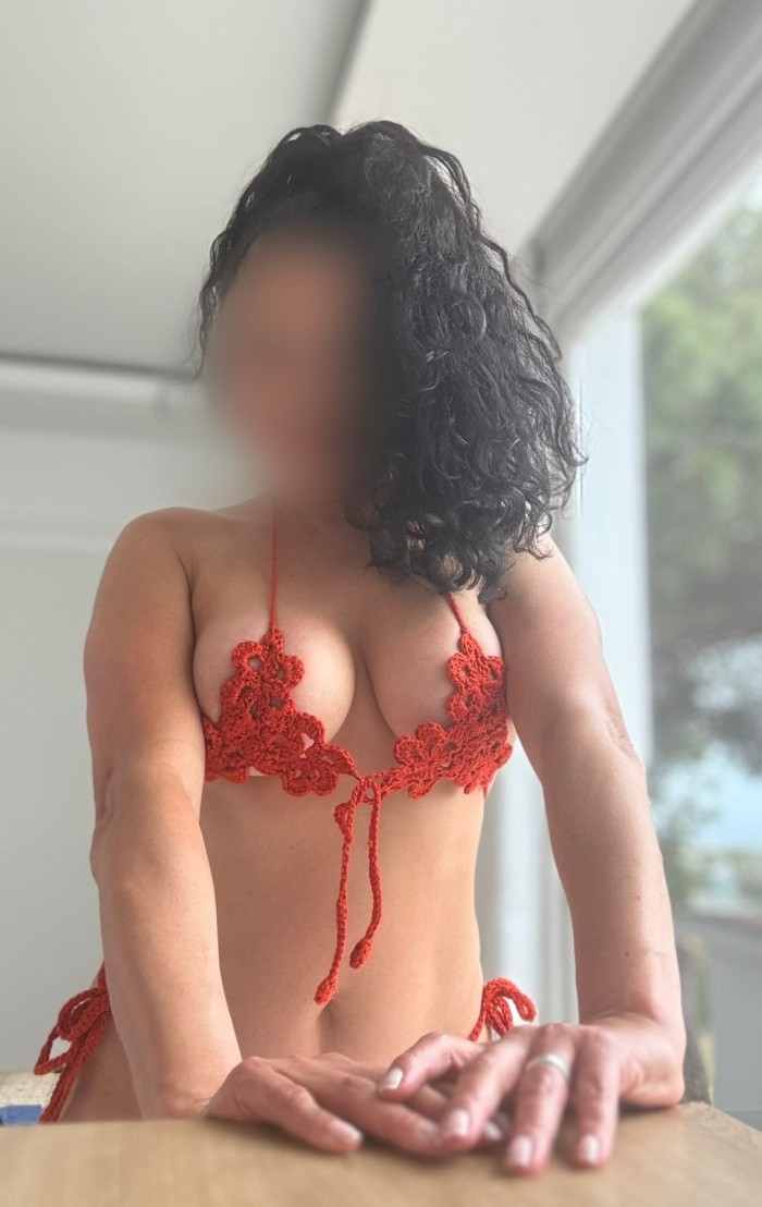 POR ISLA CHICA – COLOMBIANA DE LUJO EXPLOSIVA Y JUGUETONA