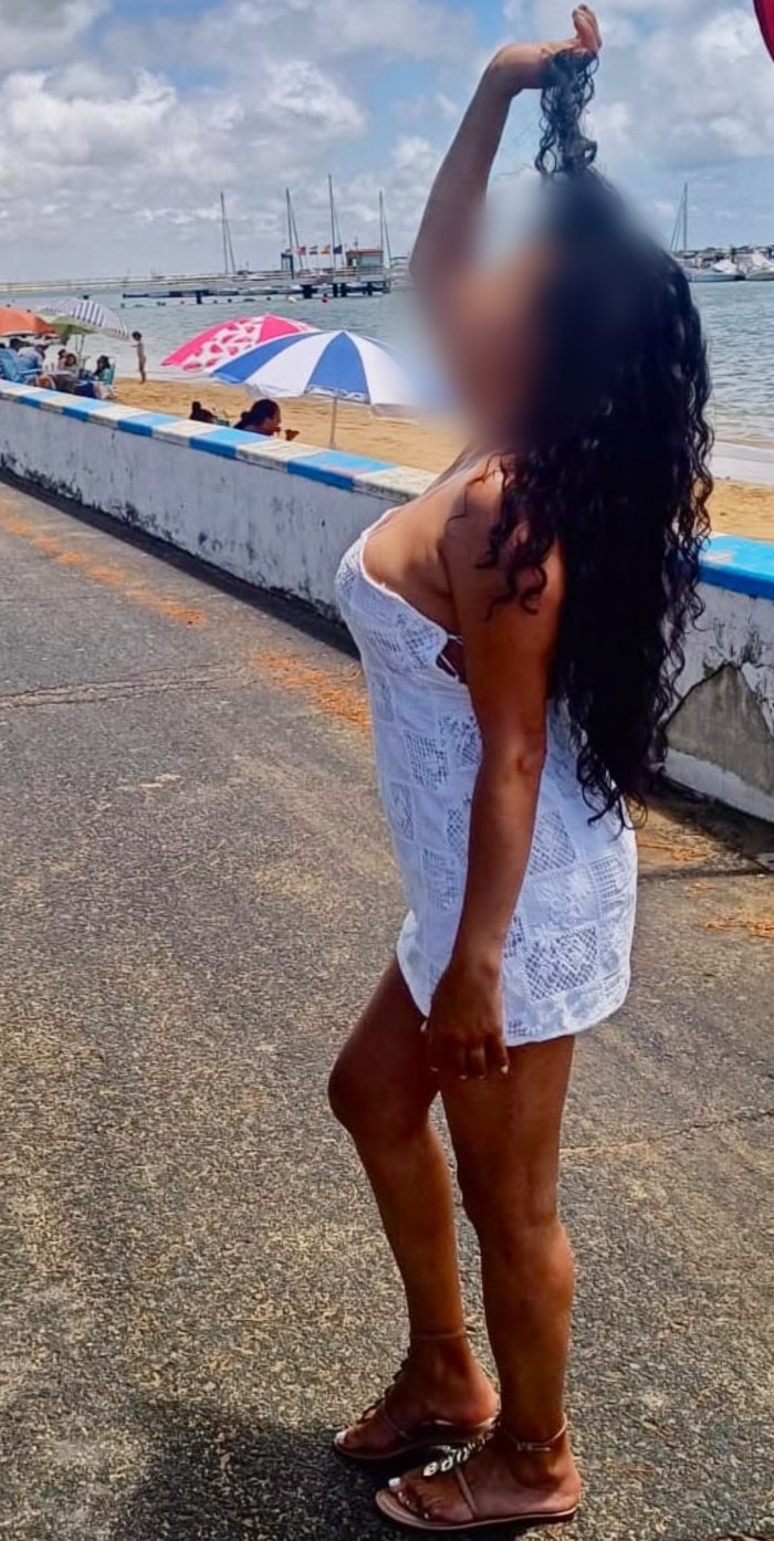 POR ISLA CHICA – COLOMBIANA DE LUJO EXPLOSIVA Y JUGUETONA