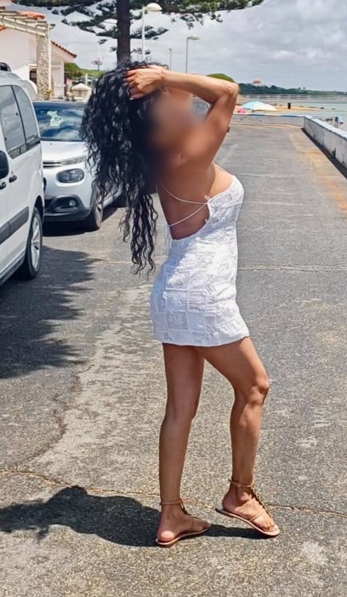 POR ISLA CHICA – COLOMBIANA DE LUJO EXPLOSIVA Y JUGUETONA