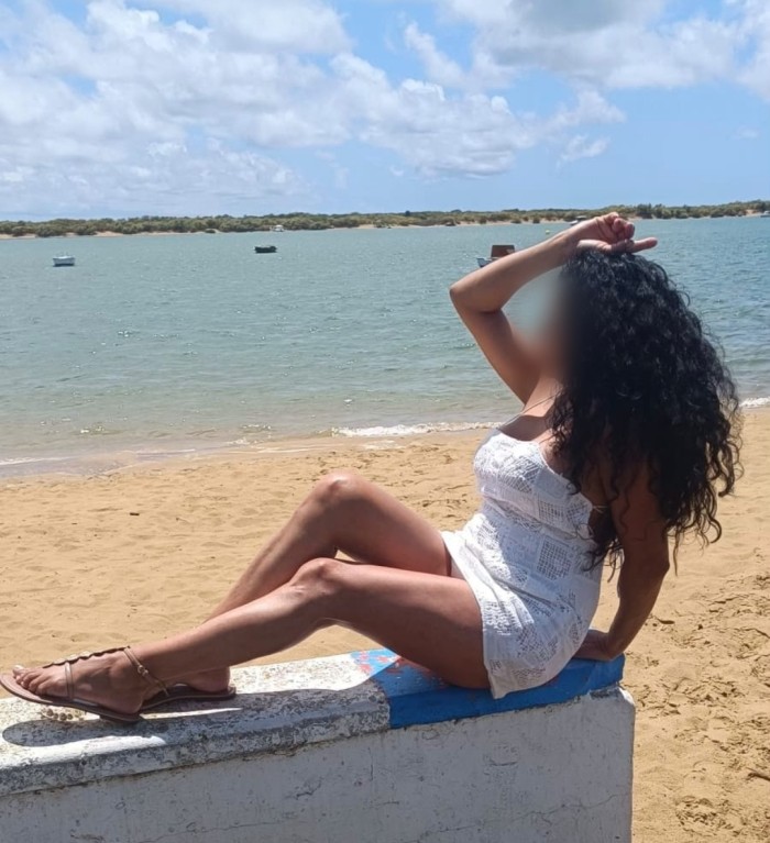 POR ISLA CHICA – COLOMBIANA DE LUJO EXPLOSIVA Y JUGUETONA