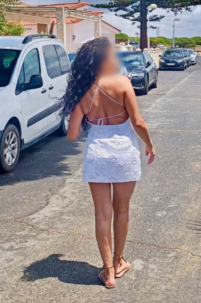 POR ISLA CHICA – COLOMBIANA DE LUJO EXPLOSIVA Y JUGUETONA