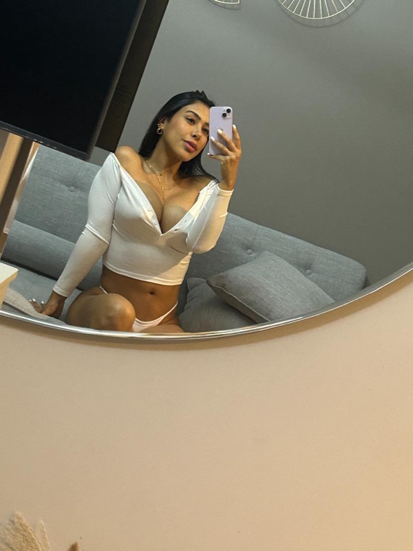 Alejandra Escort Colombiana muy puta y atractiva