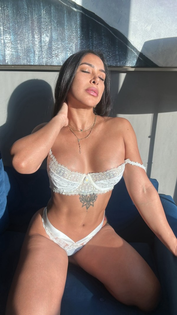 Alejandra Escort Colombiana muy puta y atractiva