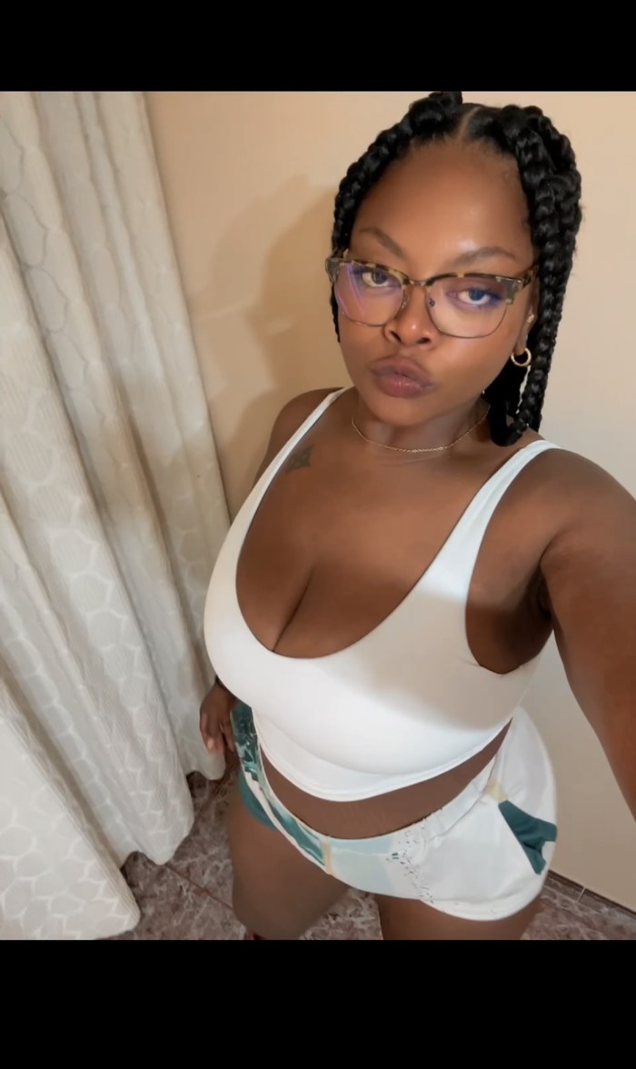 Colombiana de paso en Torrelavega culona coño gordito mojadito y apretadito