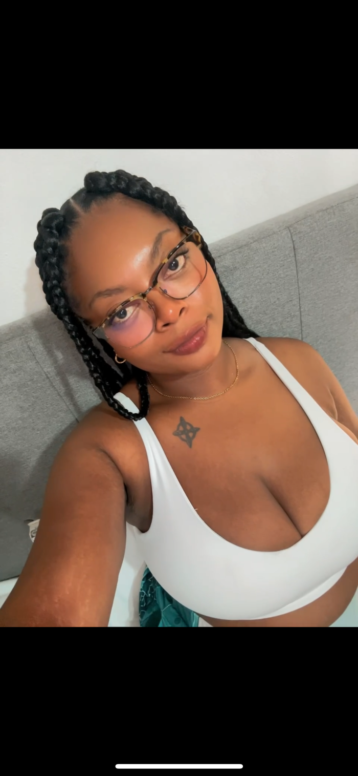 Colombiana de paso en Torrelavega culona coño gordito mojadito y apretadito