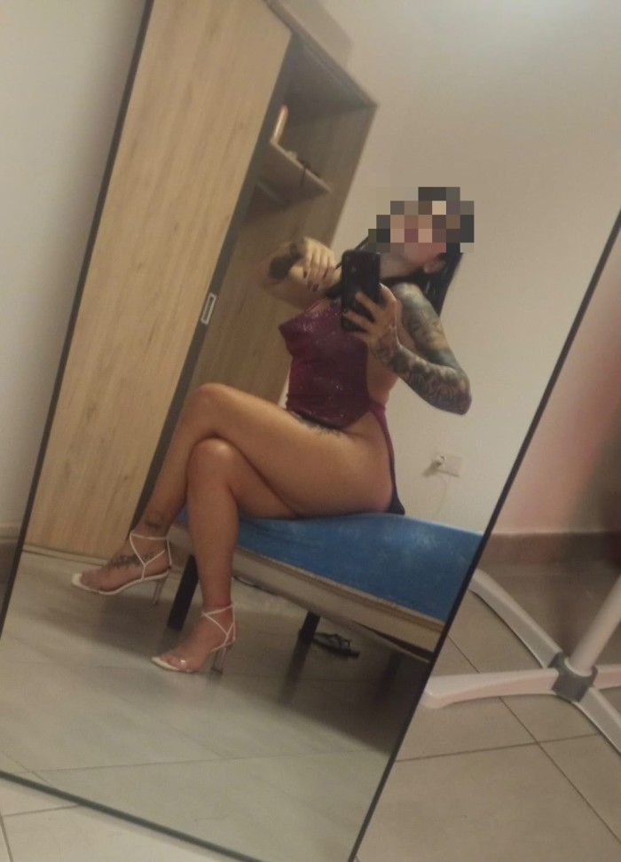 Joven fiestera dispuesta complaciente