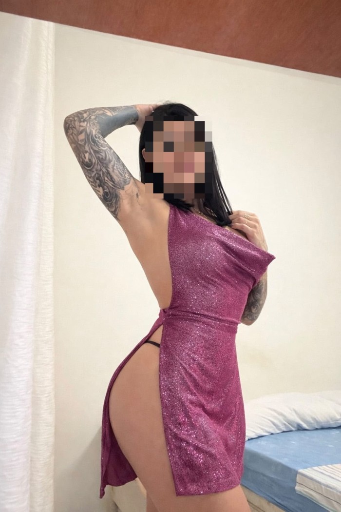 Joven fiestera dispuesta complaciente