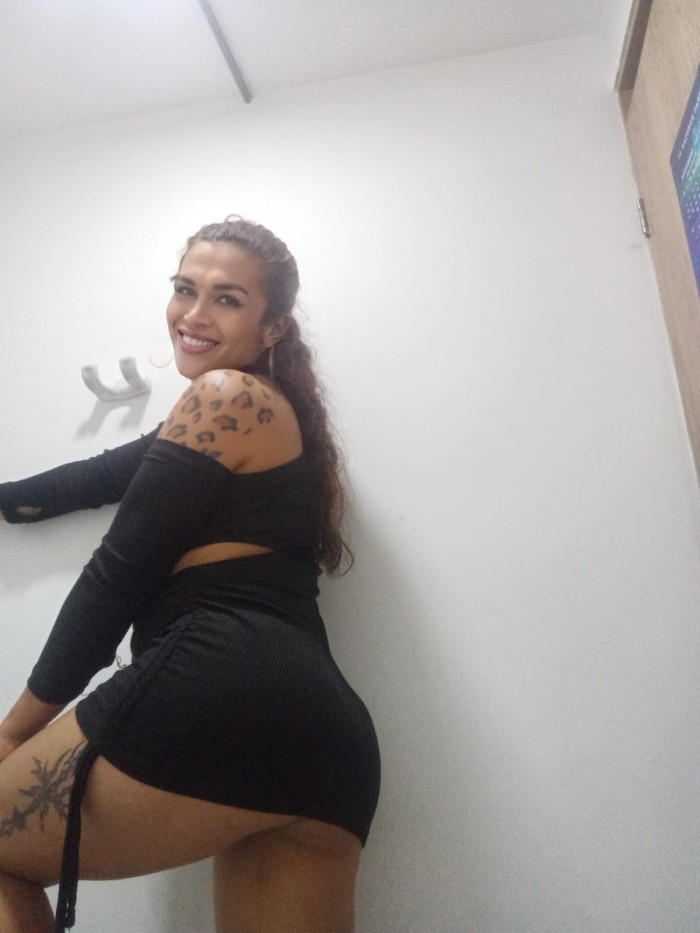 PUTITA GARGANTA PROFUNDA FIESTA CON TINA . XL 21.CM LECHERA