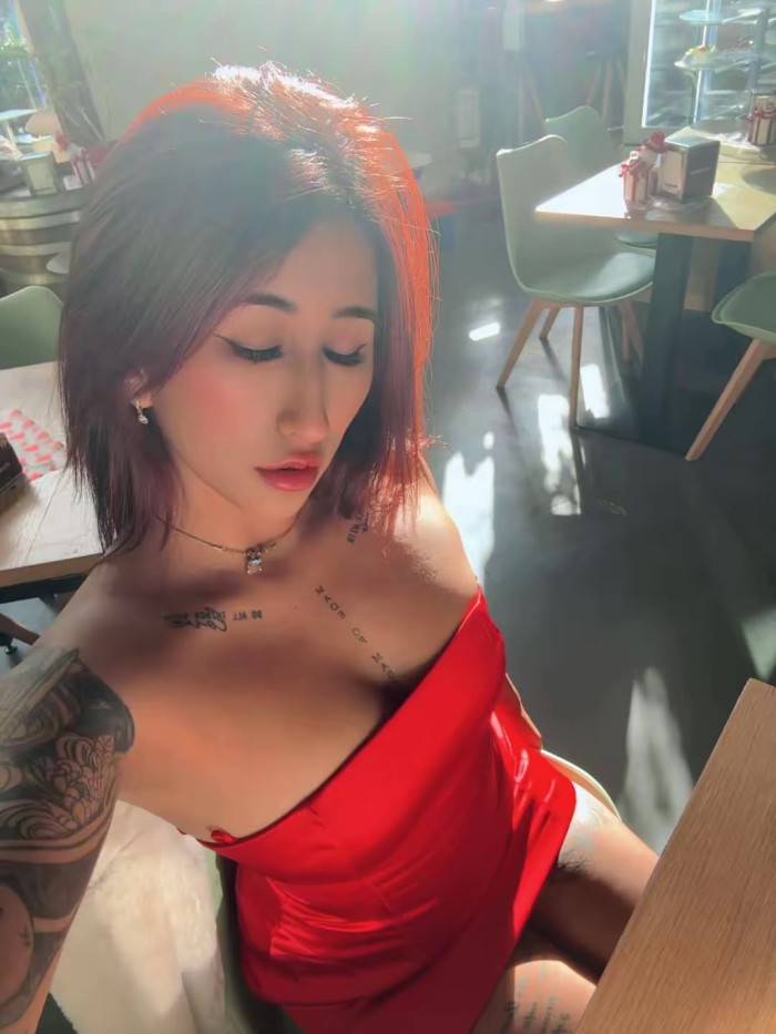 HERMOSA COLOMBIANA DE PASEO EN EL ARENAL