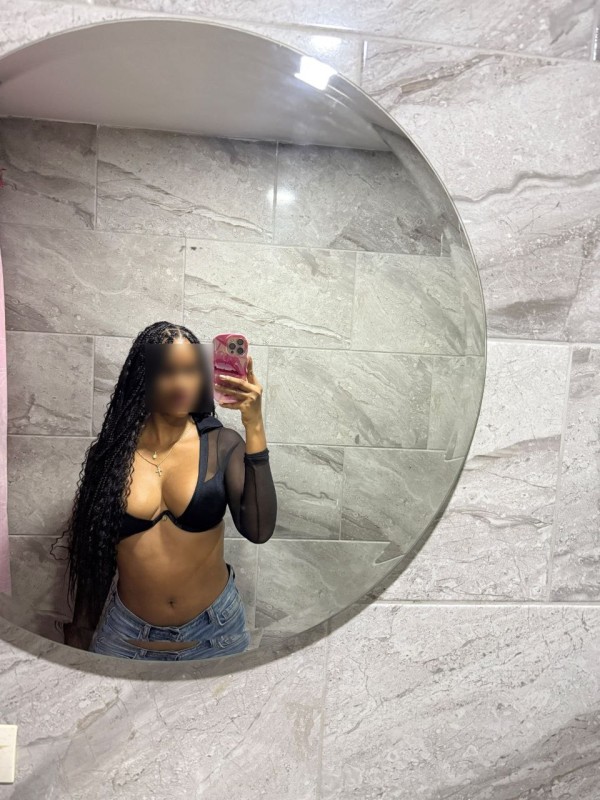 KAROL, COLOMBIANA SUENSUAL Y FIESTERA EN GANDIA
