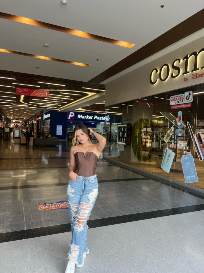 JOVEN DELGADA COLOMBIANA