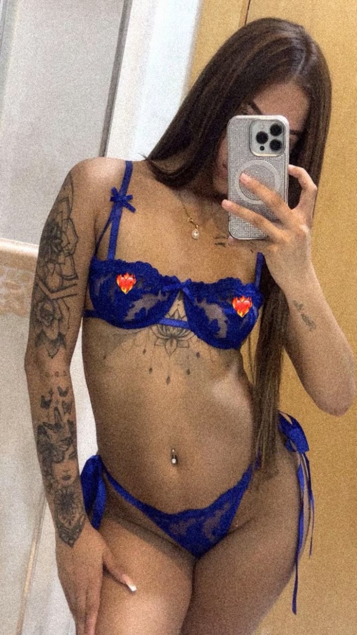Amiguitas fiesteras delgadas de 20 años