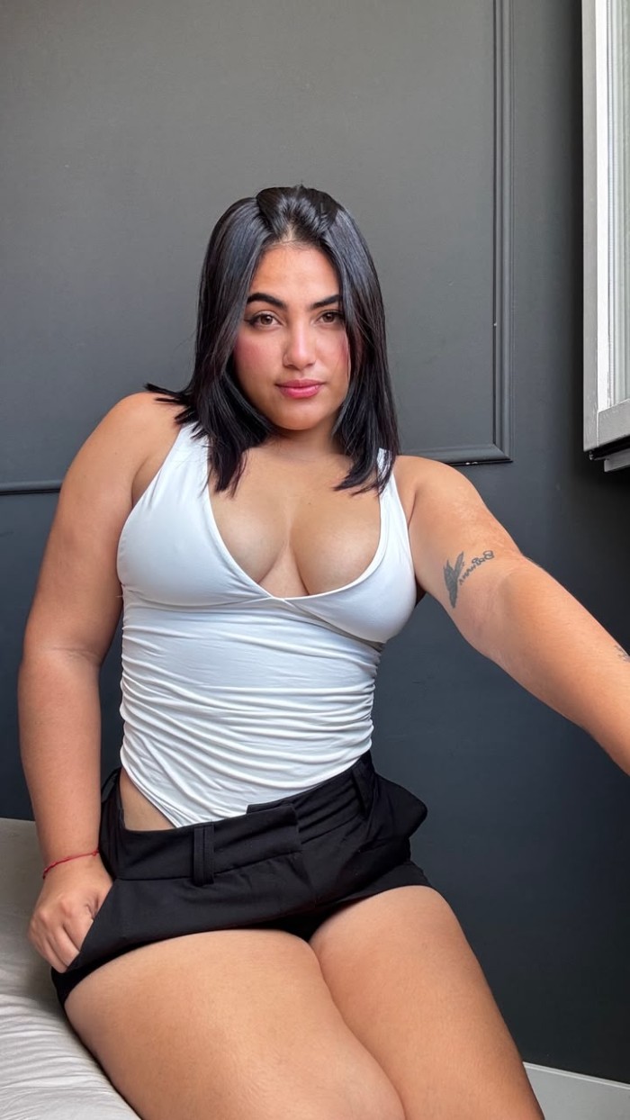 LATINA CULONA CON DELICIOSO COÑITO ESPERANDOTE