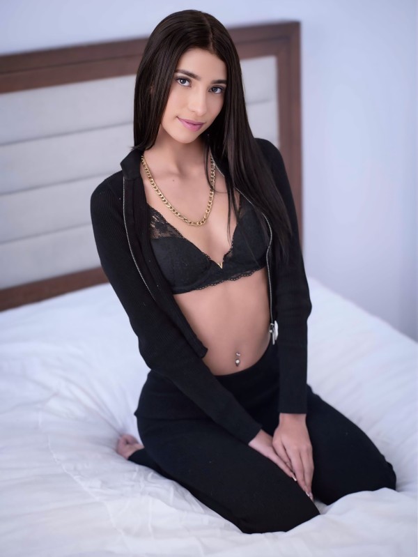 SOFIA rubia JOVENCITA FIESTERA CERCA DE TU ZON
