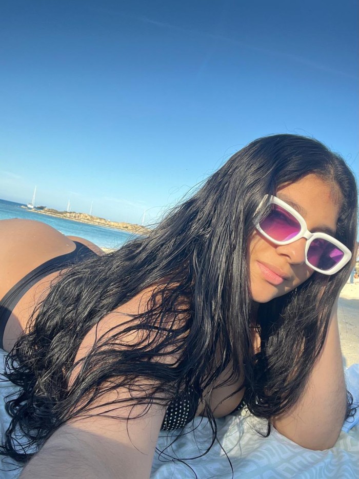 JOVENCITA JUGUETONA, TRAVIESA, FIESTERA EN ADEJE