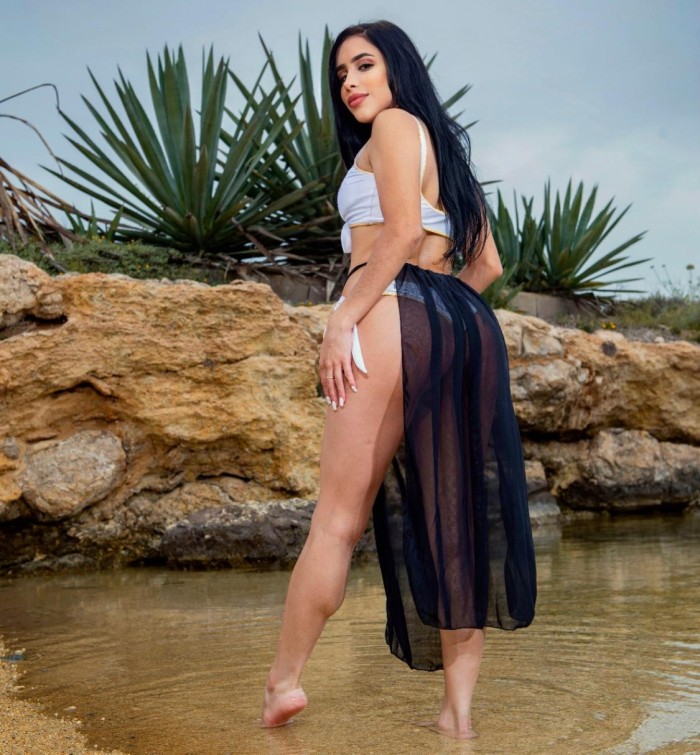 Chiquilla fiestera en vía Julia