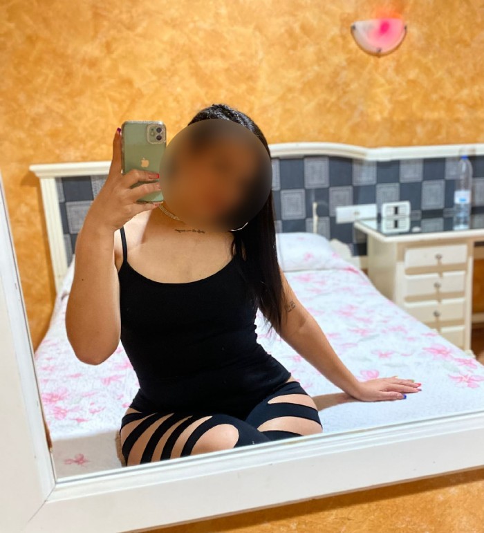 Grupo de chicas implicadas y cachondas a tu servic