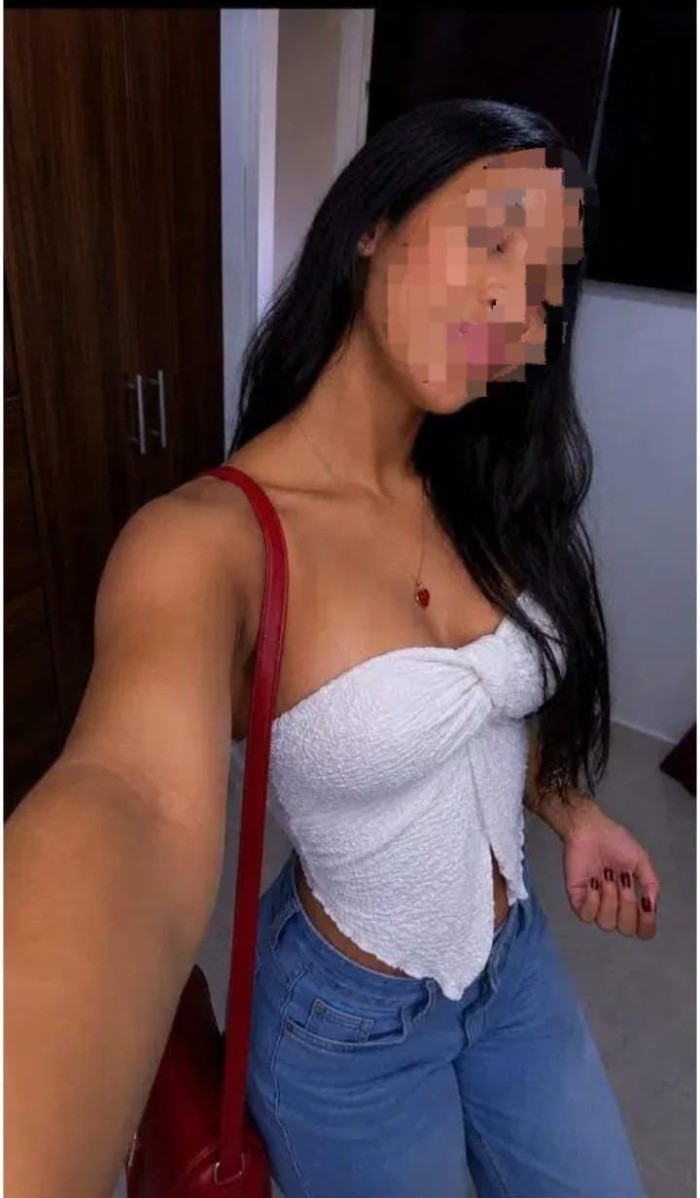 Naomi chica venezolana lista para complacerte