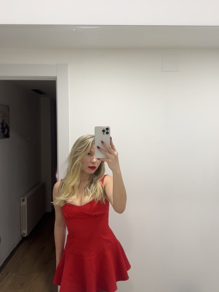 RUBIA UNIVERSITARIA CALIENTE