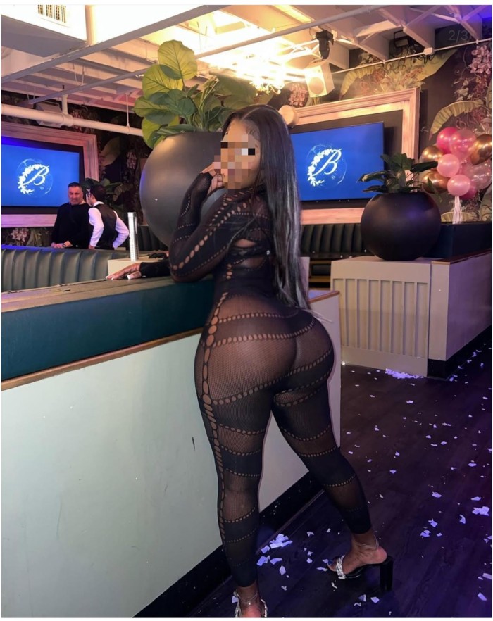 SAMANTHA TODA UNA DIOSA EN LA CAMA RECIEN LLEGADA