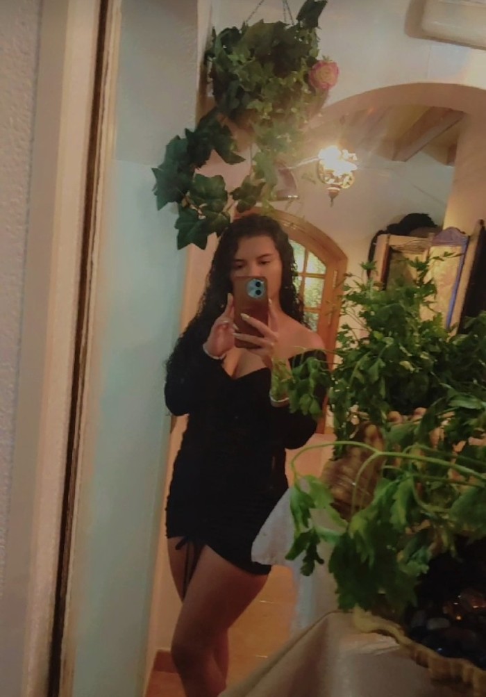 Venezolana cariñosa complaciente dispuesta