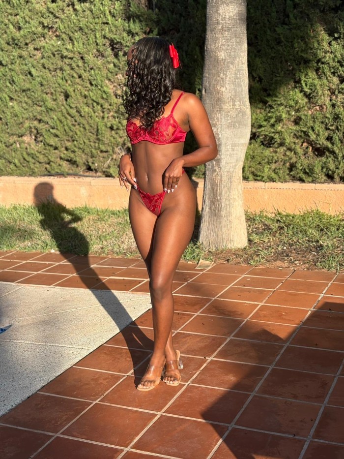 UNA MORENA DE INFARTO!!