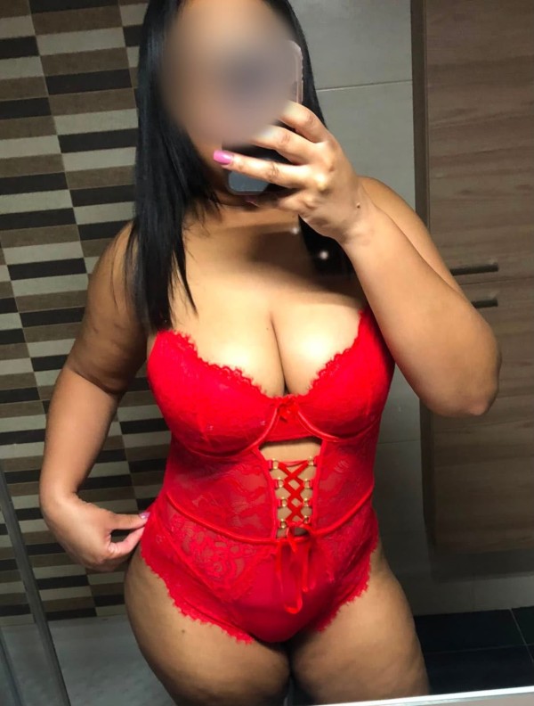 JOVENCITA CON TETAS NATURALES CALIENTE
