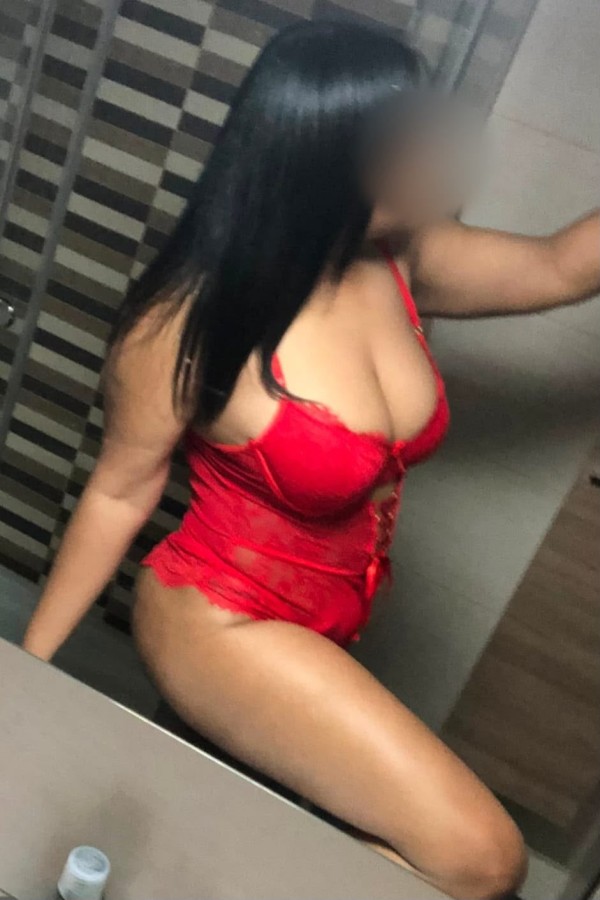 JOVENCITA CON TETAS NATURALES CALIENTE