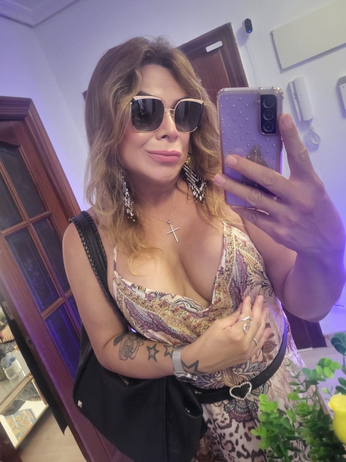 CHICA TRANS VIOLETA FERRER! ARDIENTE Y JUGUETONA EN FUENGIROLA