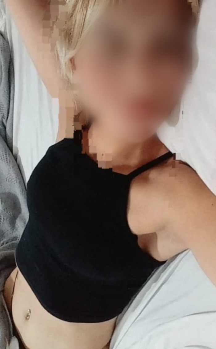 TIERNA MUY FLEXIBLE  FIESTERA Y MORBOSA