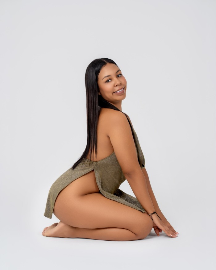 ENCANTADORA Y LIMPIA MORENITA (Vía Julia)
