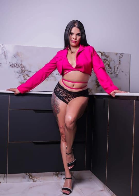 BOMBA DE SEXO FIESTERA COMPLACIENTE EN SAGRADA FAM