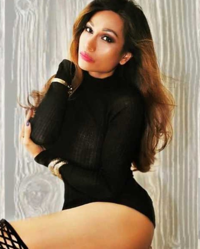 Nena trans guapa muy puta en la cama
