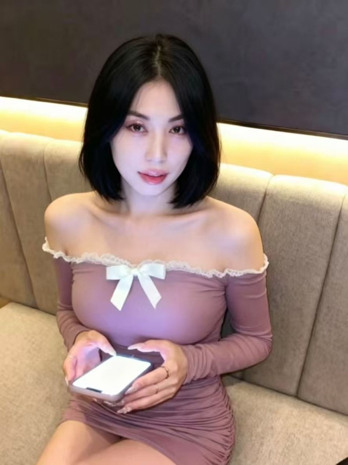JOVENCITA ASIATICA HERMOSA SEXY Y SALIDAS 24H .