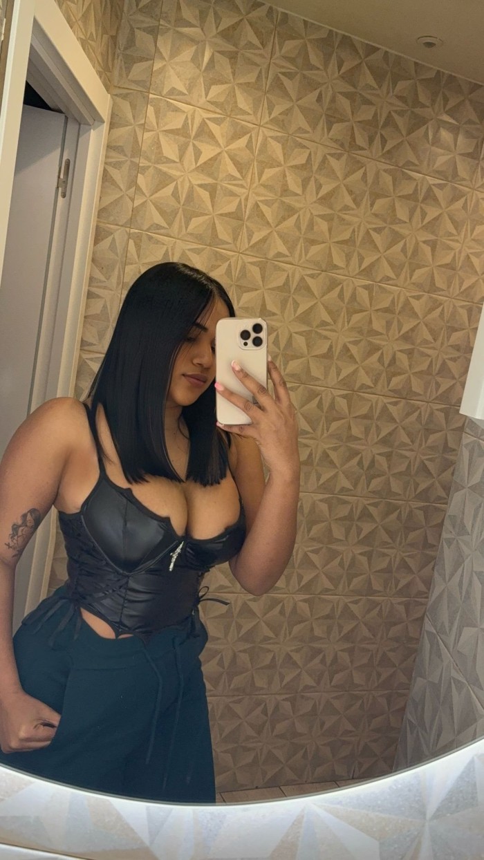 LAURA  CACHONDA Y SENSUAL LATINA EN CADIZ CENTRO
