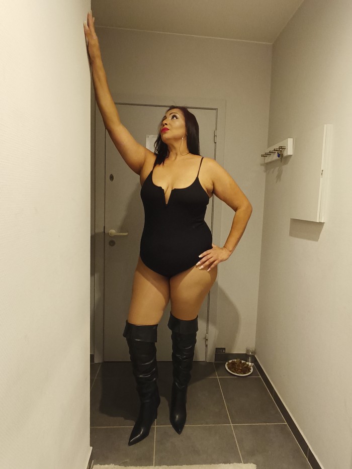 AMA DOMINADORA SEXY DE SANGRE LATINA
