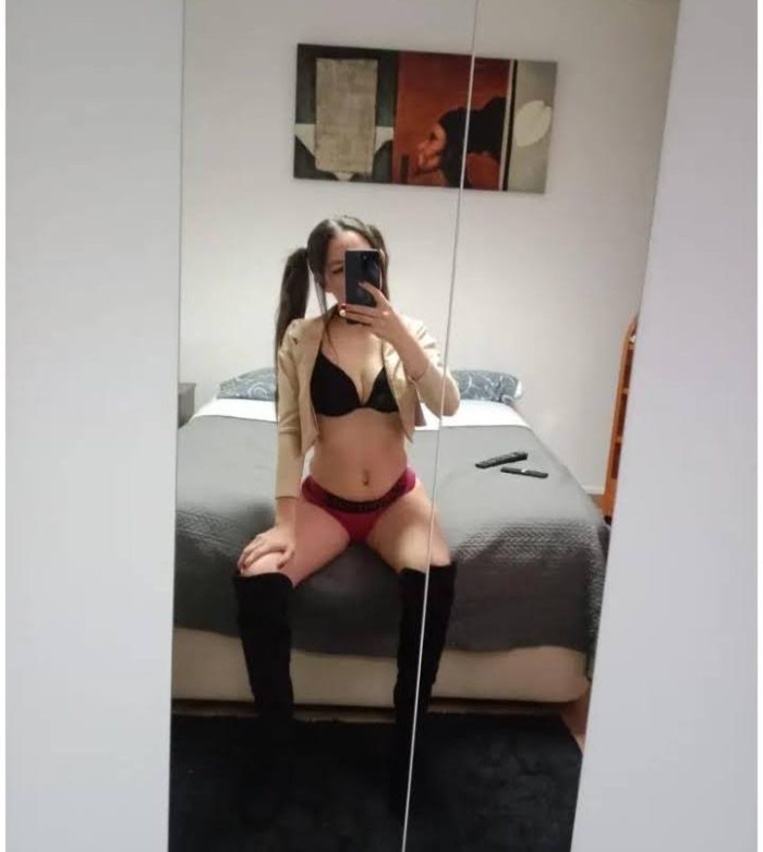 Flaca latina cuerpo natural una bebesita