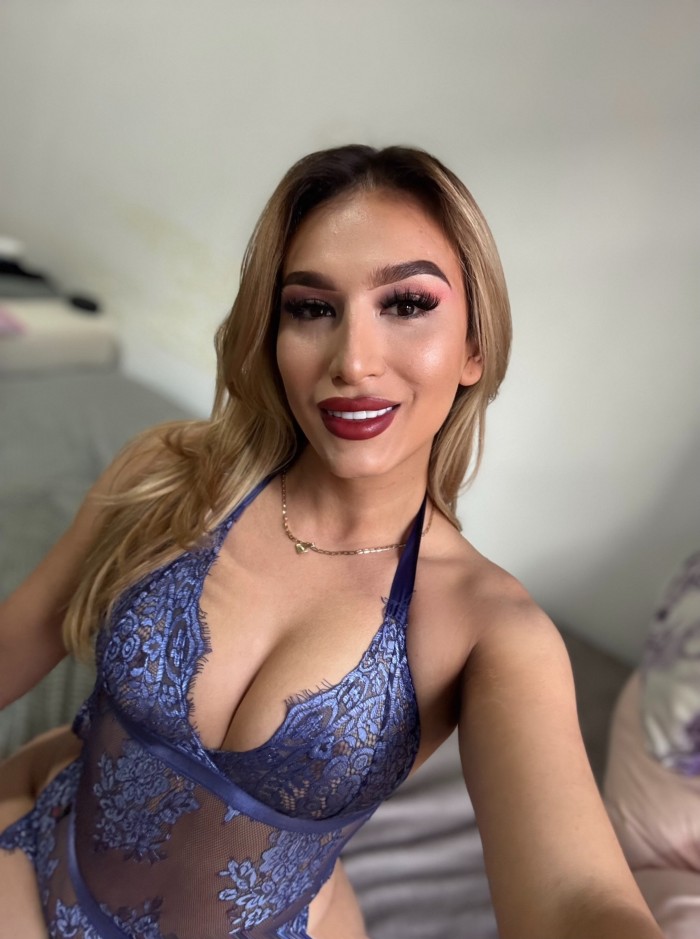 Isabella espectacular rubia